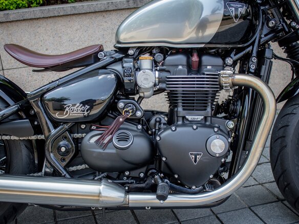 2021 Triumph Bonneville Bobber, чёрный, 1250000 рублей - вид 2