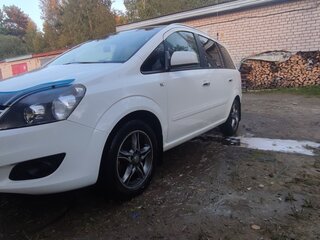 2014 Opel Zafira B Рестайлинг, белый, 990000 рублей, вид 2
