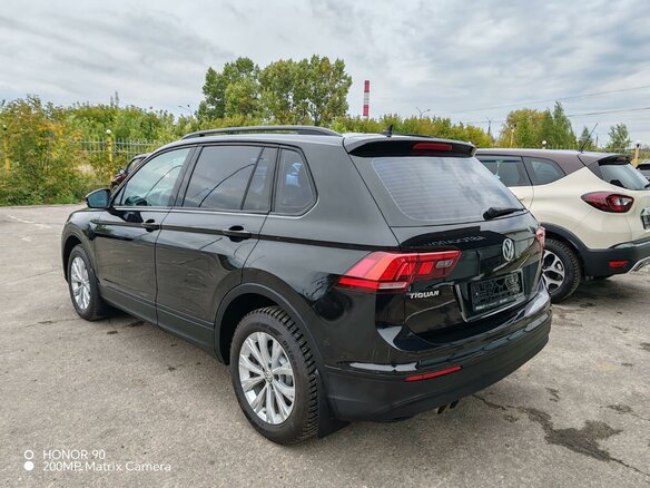 2017 Volkswagen Tiguan II, чёрный - вид 3