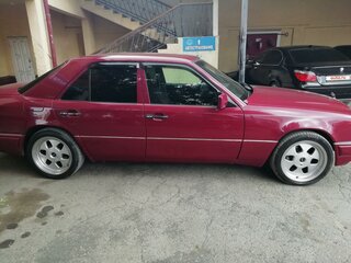 1994 Mercedes-Benz E-Класс 220 I (W124), пурпурный, 750000 рублей, вид 2