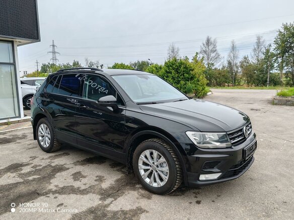 2017 Volkswagen Tiguan II, чёрный - вид 2