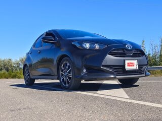2021 Toyota Yaris IV, чёрный, 1000050 рублей, вид 3