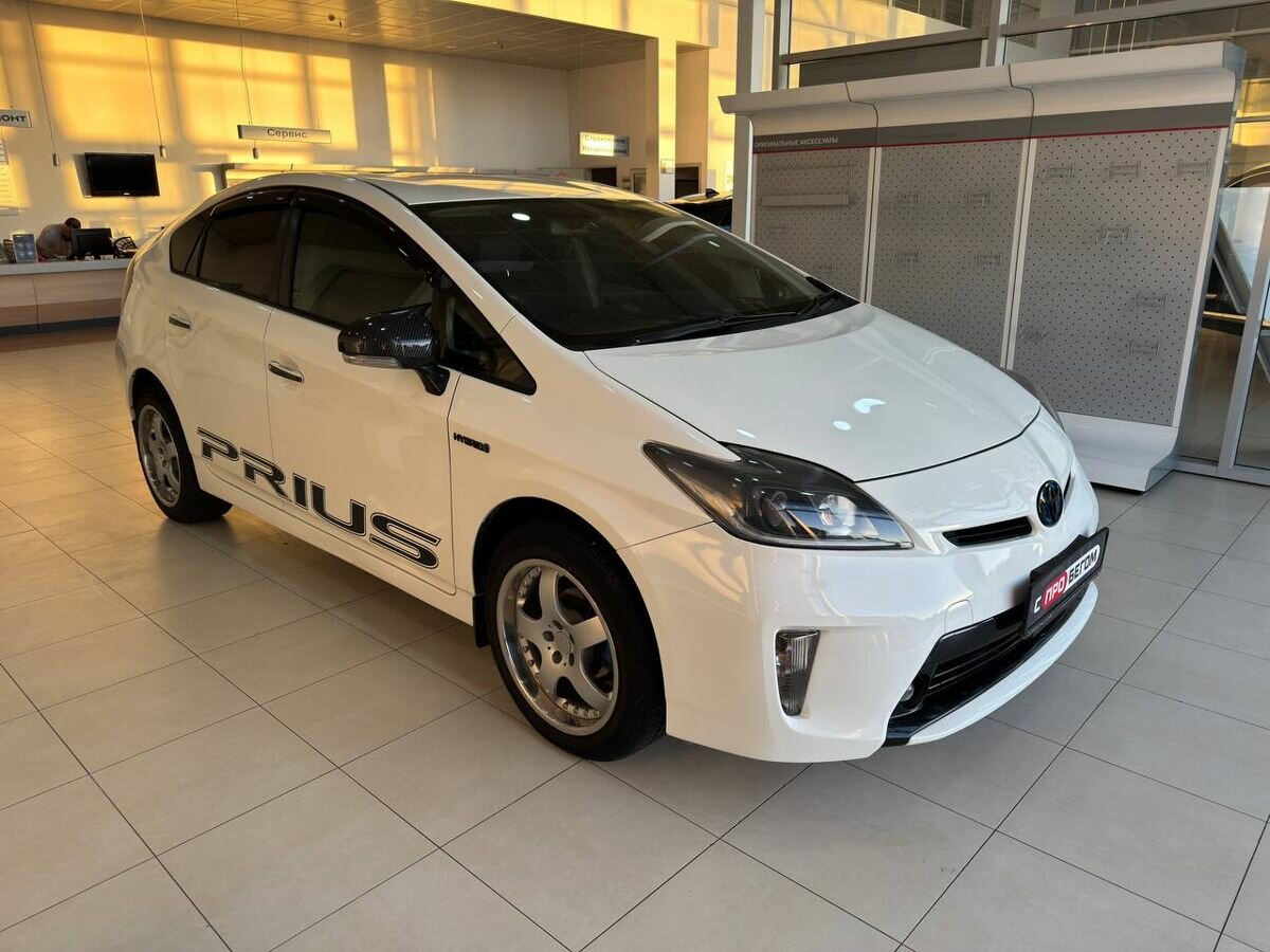 Открыть фотографии: Toyota Prius III Рестайлинг (XW30)
