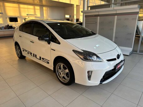 Toyota Prius III Рестайлинг (XW30)