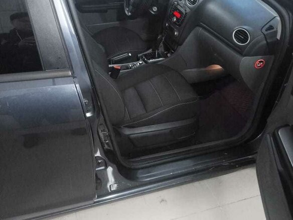 2010 Ford Focus II Рестайлинг, серый - вид 3