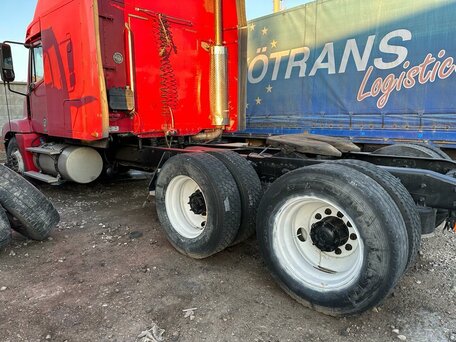 2003 Freightliner Columbia, красный, 1250000 рублей, вид 4