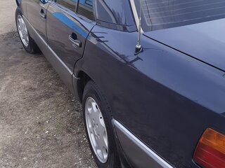 1990 Mercedes-Benz W124 200, синий, 350000 рублей, вид 4