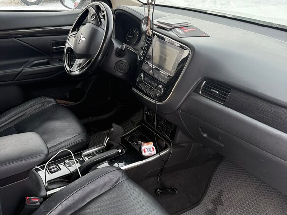 2017 Mitsubishi Outlander III Рестайлинг 2, белый, 1950000 рублей - вид 4