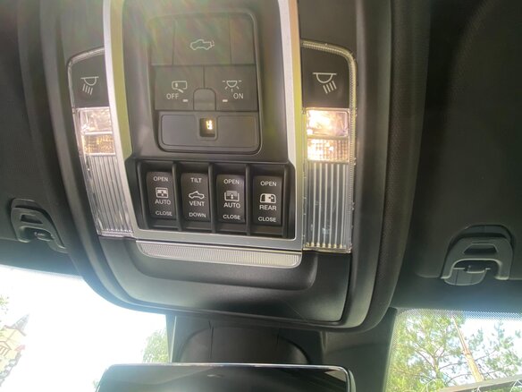 2023 Ram 1500 Quad Cab eTorque V, коричневый, 11300000 рублей - вид 25
