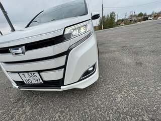 2018 Toyota Noah III (R80) Рестайлинг, белый, 2400000 рублей, вид 5