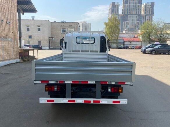 2026 Isuzu Elf (N-series), белый, 5090000 рублей - вид 2