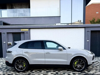 2021 Porsche Cayenne E-Hybrid III, серый, 8250000 рублей, вид 3