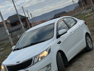 2013 Kia Rio 5-speed III, белый, 860000 рублей, вид 3