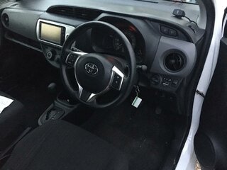 2016 Toyota Vitz III (XP130) Рестайлинг, белый, 850000 рублей, вид 5