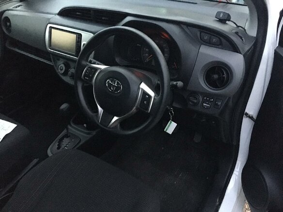 2016 Toyota Vitz III (XP130) Рестайлинг, белый, 850000 рублей - вид 4