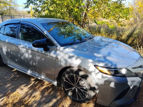 2018 Toyota Camry US Market VIII (XV70), серый, 2100000 рублей, вид 3
