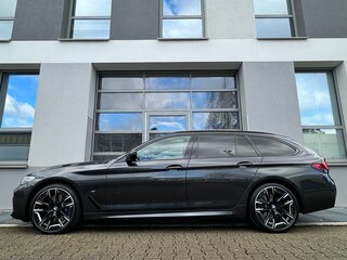 2020 BMW 5 серии 540i xDrive VII (G30/G31/G38) Рестайлинг, чёрный, 5500000 рублей, вид 4