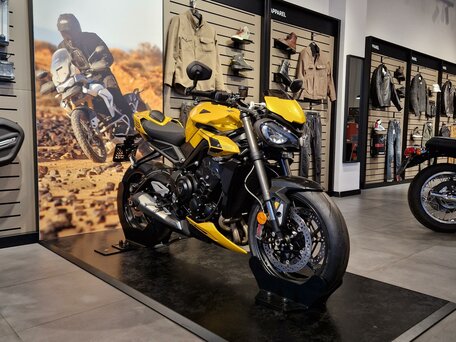 2025 Triumph Street Triple, жёлтый, 1980000 рублей, вид 3