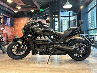 2024 Triumph Rocket 3, чёрный, 3600000 рублей, вид 3