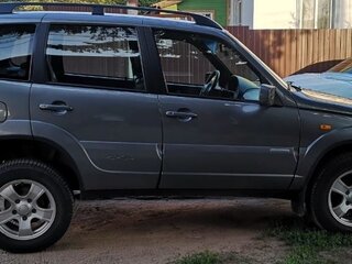 2010 Chevrolet Niva I Рестайлинг, серый, 900000 рублей, вид 3