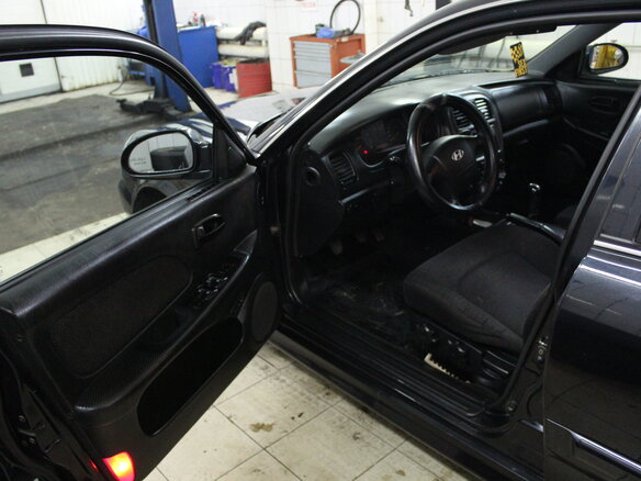 2004 Hyundai Sonata ТагАЗ IV (EF) Рестайлинг, чёрный - вид 3