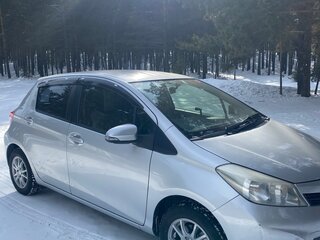 2013 Toyota Vitz III (XP130), серебристый, 780000 рублей, вид 4