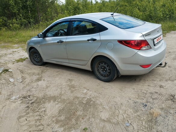 2013 Hyundai Solaris I, серебристый, 730000 рублей - вид 3