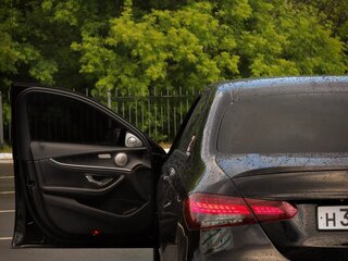 2021 Mercedes-Benz E-Класс 200 V (W213, S213, C238) Рестайлинг, чёрный, 4550000 рублей, вид 4