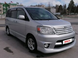 2001 Toyota Noah I (R60), серый, 850000 рублей, вид 2