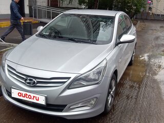 2015 Hyundai Solaris I Рестайлинг, серебристый, 925000 рублей, вид 2