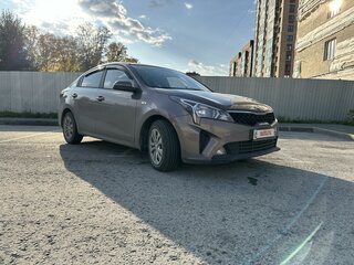 2021 Kia Rio IV Рестайлинг, коричневый, 1790000 рублей, вид 4