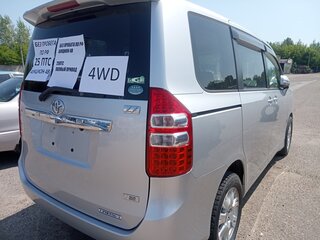 2013 Toyota Noah II (R70), серебристый, 2440000 рублей, вид 1