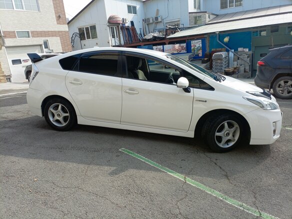 2011 Toyota Prius III (XW30), белый, 900000 рублей - вид 6