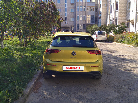 2020 Volkswagen Golf VIII, жёлтый, 2280000 рублей - вид 4