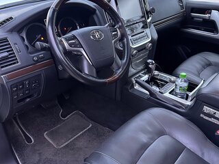2018 Toyota Land Cruiser 200 Series Рестайлинг 2, белый, 8099000 рублей, вид 4