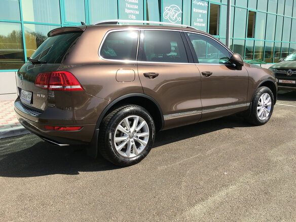 2014 Volkswagen Touareg II, коричневый - вид 4