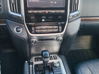 2017 Toyota Land Cruiser 200 Series Рестайлинг 2, белый, 5900000 рублей, вид 5