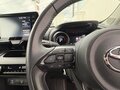 2023 Toyota Yaris IV, красный, 1540016 рублей - вид 1