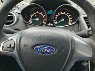 2015 Ford Fiesta Mk6 Рестайлинг, белый, 730000 рублей, вид 5