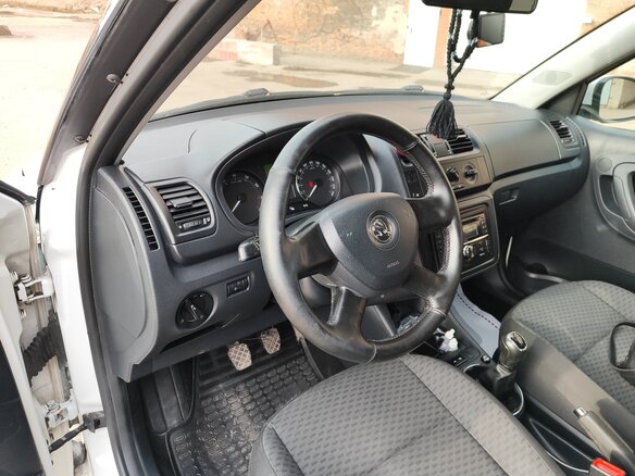 2013 Skoda Fabia II Рестайлинг, белый, 700000 рублей - вид 3