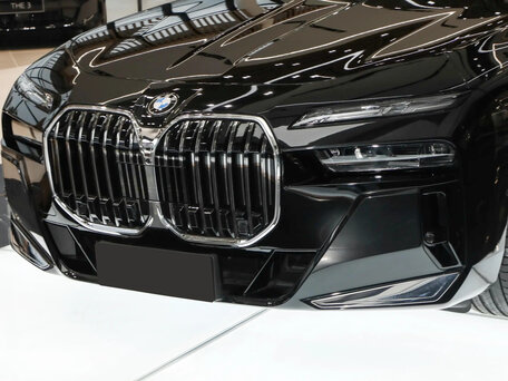 2025 BMW 7 серии 740i xDrive VII (G70), чёрный, 18930200 рублей, вид 5