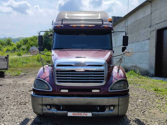 2004 Freightliner Columbia, красный, 3350000 рублей