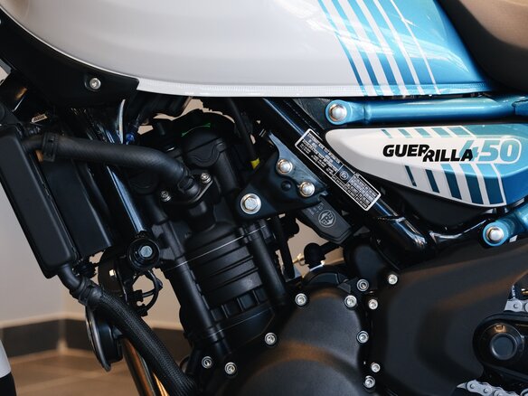 2026 Royal Enfield Guerrilla 450, синий, 559000 рублей - вид 26
