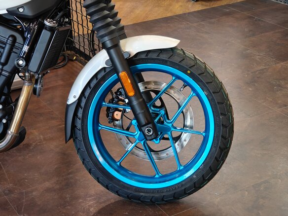 2026 Royal Enfield Guerrilla 450, голубой, 559000 рублей - вид 11
