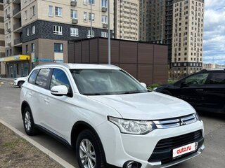 2014 Mitsubishi Outlander III Рестайлинг, белый, 2600000 рублей, вид 2
