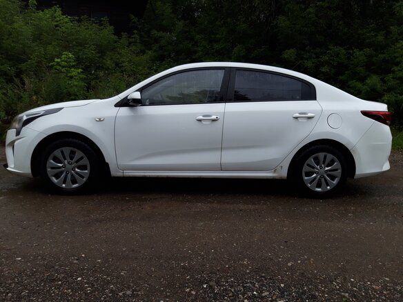 2021 Kia Rio IV Рестайлинг, белый, 1150000 рублей - вид 3
