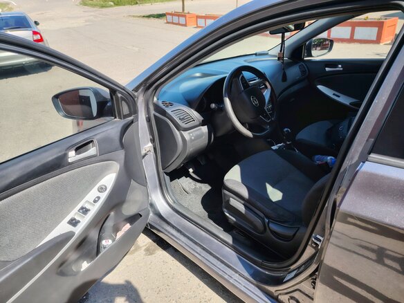2012 Hyundai Solaris I, чёрный, 750000 рублей - вид 6