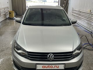 2017 Volkswagen Polo V Рестайлинг, серебристый, 1400000 рублей, вид 2