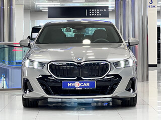 2025 BMW 5 серии 530i xDrive VIII (G60/G61/G68), коричневый, 9098000 рублей, вид 3
