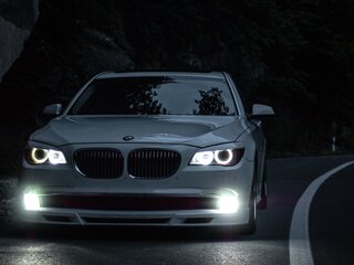 2009 BMW 7 серии 740i V (F01/F02/F04), белый, 1050000 рублей, вид 3